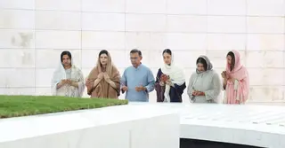 পরিবারসহ মা-বাবার কবর জিয়ারত করলেন প্রধানমন্ত্রী